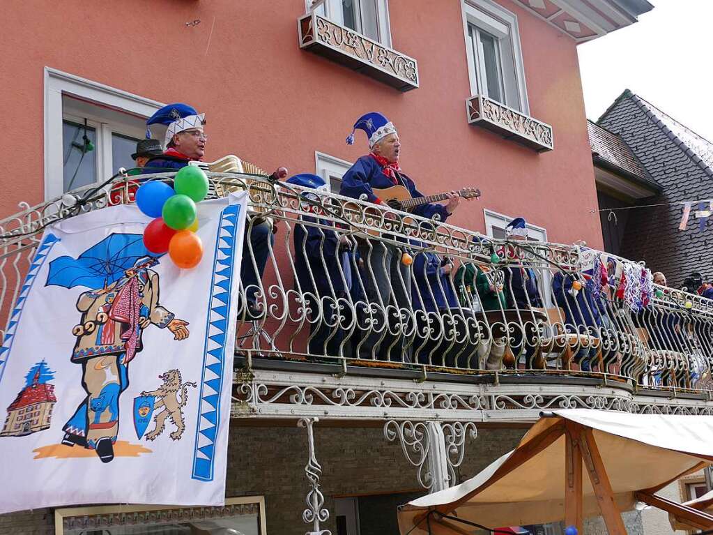 Die Bonndorfer Pflumeschlucker eroberten das Bonndorfer Rathaus. Narrenrat, Hansele und Stadtmusik zogen in den kontrollierten Bereich ums Rathaus ein.