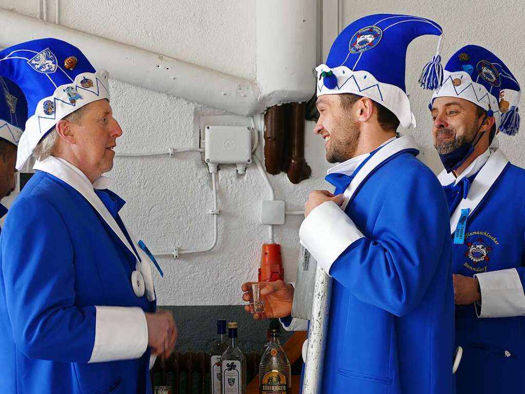 Die Bonndorfer Pflumeschlucker eroberten das Bonndorfer Rathaus. Narrenrat, Hansele und Stadtmusik zogen in den kontrollierten Bereich ums Rathaus ein.