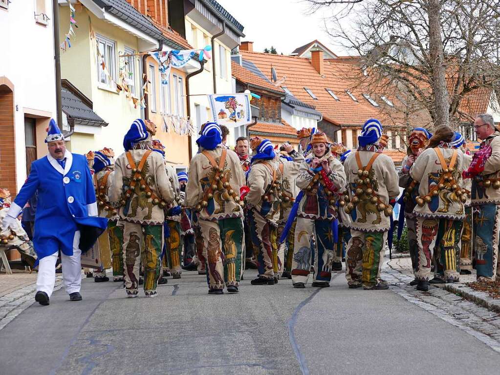 Die Bonndorfer Pflumeschlucker eroberten das Bonndorfer Rathaus. Narrenrat, Hansele und Stadtmusik zogen in den kontrollierten Bereich ums Rathaus ein.