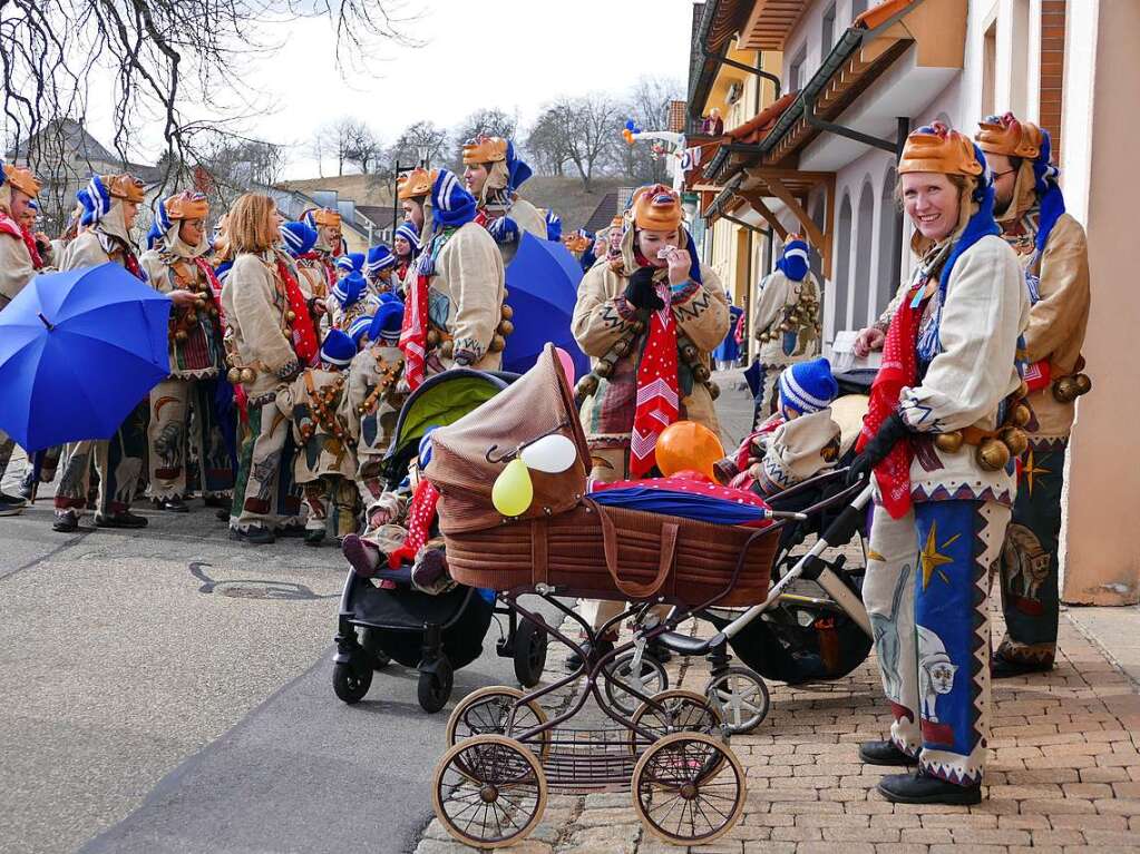 Die Bonndorfer Pflumeschlucker eroberten das Bonndorfer Rathaus. Narrenrat, Hansele und Stadtmusik zogen in den kontrollierten Bereich ums Rathaus ein.