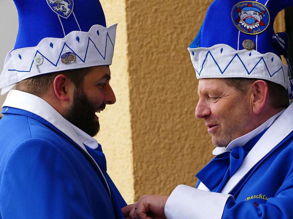 Die Bonndorfer Pflumeschlucker eroberten das Bonndorfer Rathaus. Narrenrat, Hansele und Stadtmusik zogen in den kontrollierten Bereich ums Rathaus ein.