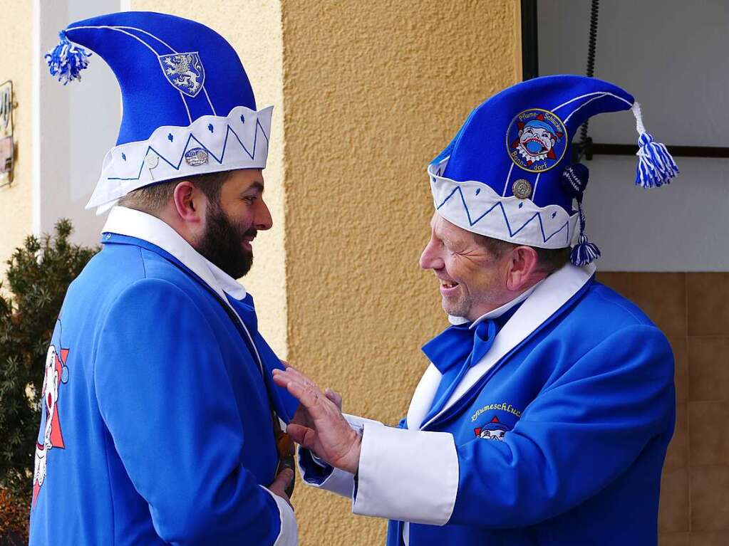 Die Bonndorfer Pflumeschlucker eroberten das Bonndorfer Rathaus. Narrenrat, Hansele und Stadtmusik zogen in den kontrollierten Bereich ums Rathaus ein.