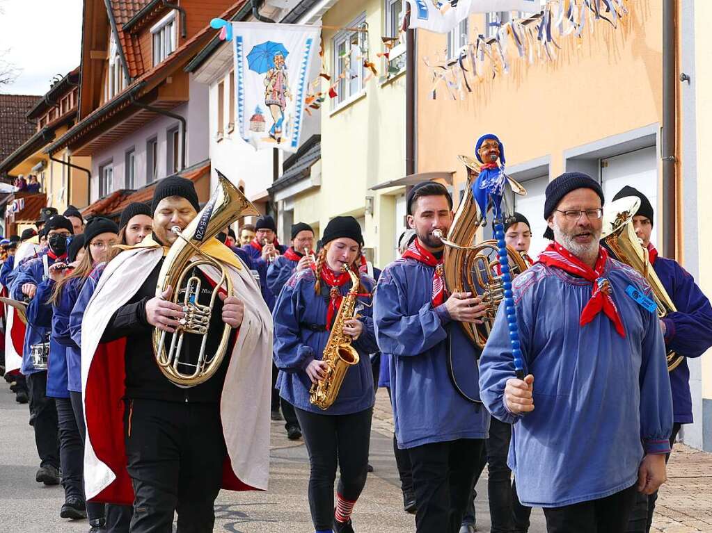 Die Bonndorfer Pflumeschlucker eroberten das Bonndorfer Rathaus. Narrenrat, Hansele und Stadtmusik zogen in den kontrollierten Bereich ums Rathaus ein.