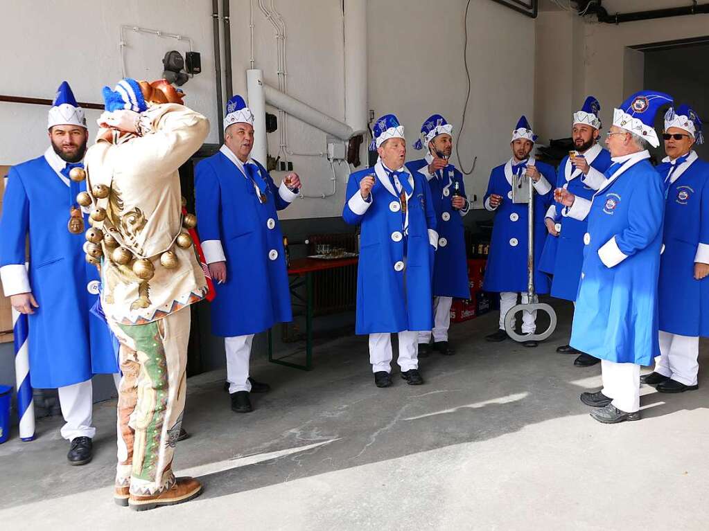 Die Bonndorfer Pflumeschlucker eroberten das Bonndorfer Rathaus. Narrenrat, Hansele und Stadtmusik zogen in den kontrollierten Bereich ums Rathaus ein.