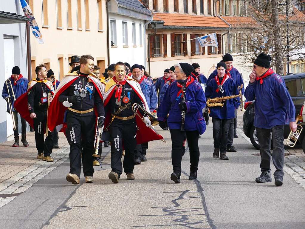 Die Bonndorfer Pflumeschlucker eroberten das Bonndorfer Rathaus. Narrenrat, Hansele und Stadtmusik zogen in den kontrollierten Bereich ums Rathaus ein.