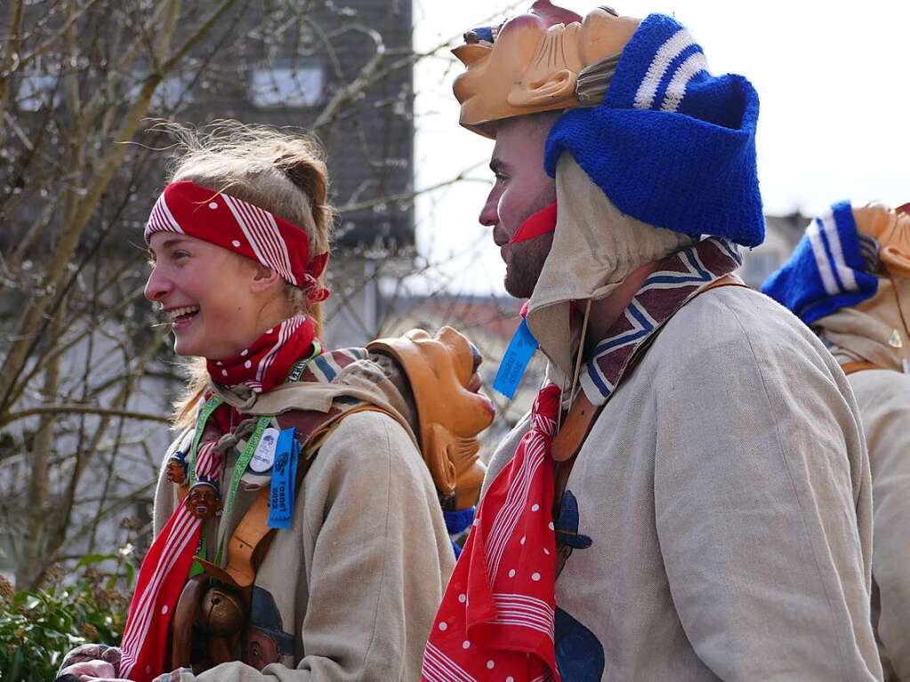 Die Bonndorfer Pflumeschlucker eroberten das Bonndorfer Rathaus. Narrenrat, Hansele und Stadtmusik zogen in den kontrollierten Bereich ums Rathaus ein.