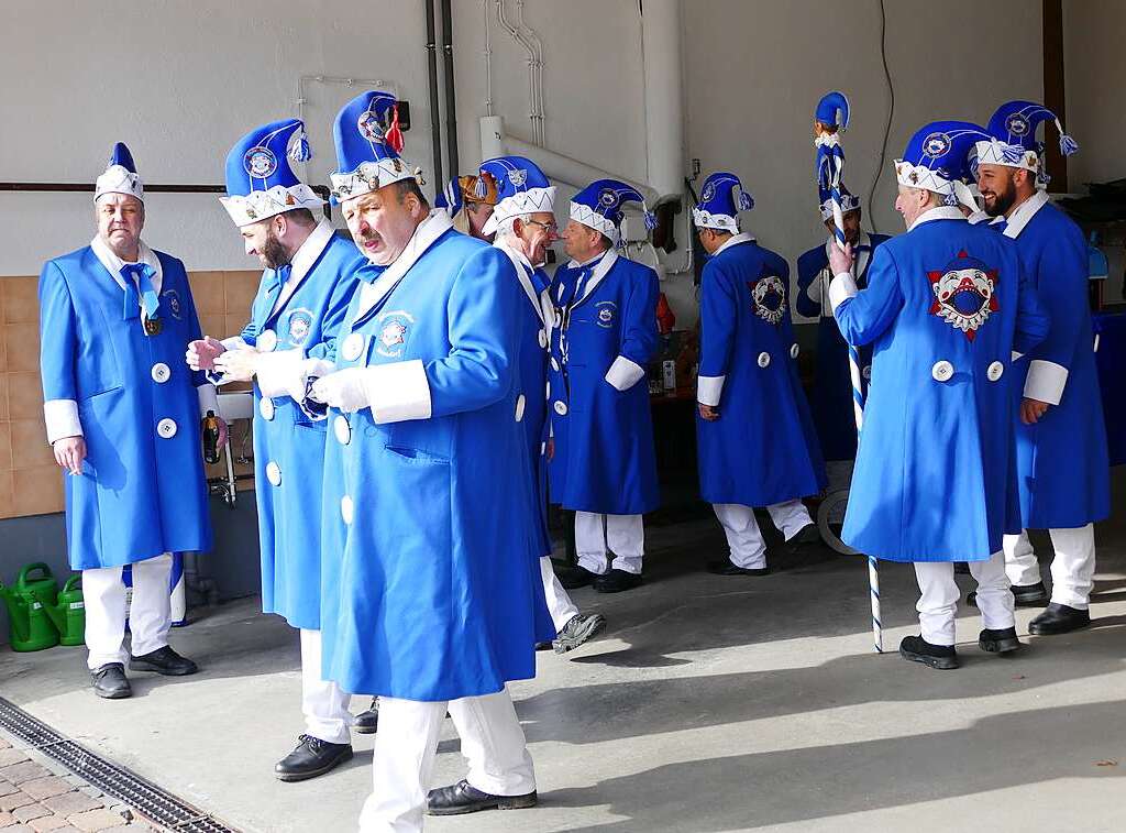 Die Bonndorfer Pflumeschlucker eroberten das Bonndorfer Rathaus. Narrenrat, Hansele und Stadtmusik zogen in den kontrollierten Bereich ums Rathaus ein.