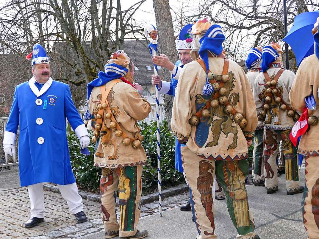 Die Bonndorfer Pflumeschlucker eroberten das Bonndorfer Rathaus. Narrenrat, Hansele und Stadtmusik zogen in den kontrollierten Bereich ums Rathaus ein.