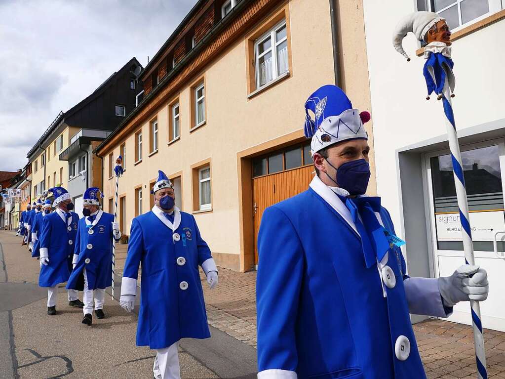 Die Bonndorfer Pflumeschlucker eroberten das Bonndorfer Rathaus. Narrenrat, Hansele und Stadtmusik zogen in den kontrollierten Bereich ums Rathaus ein.