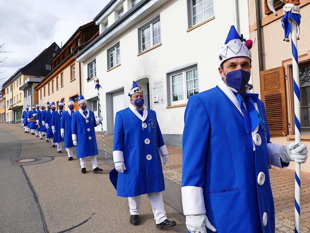 Die Bonndorfer Pflumeschlucker eroberten das Bonndorfer Rathaus. Narrenrat, Hansele und Stadtmusik zogen in den kontrollierten Bereich ums Rathaus ein.