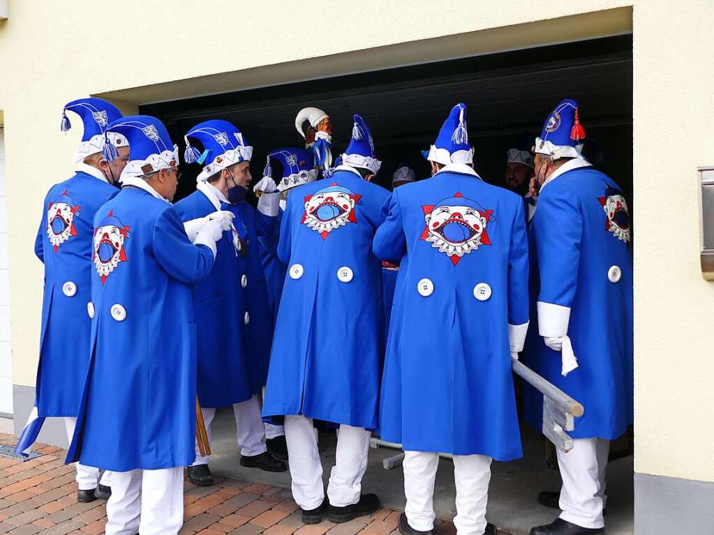 Die Bonndorfer Pflumeschlucker eroberten das Bonndorfer Rathaus. Narrenrat, Hansele und Stadtmusik zogen in den kontrollierten Bereich ums Rathaus ein.