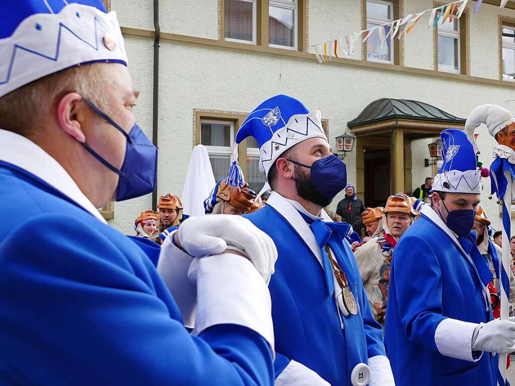 Die Bonndorfer Pflumeschlucker eroberten das Bonndorfer Rathaus. Narrenrat, Hansele und Stadtmusik zogen in den kontrollierten Bereich ums Rathaus ein.