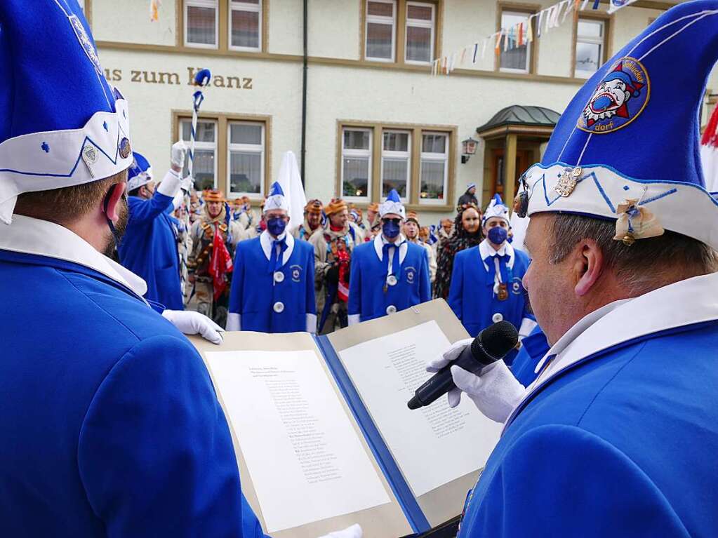 Die Bonndorfer Pflumeschlucker eroberten das Bonndorfer Rathaus. Narrenrat, Hansele und Stadtmusik zogen in den kontrollierten Bereich ums Rathaus ein.