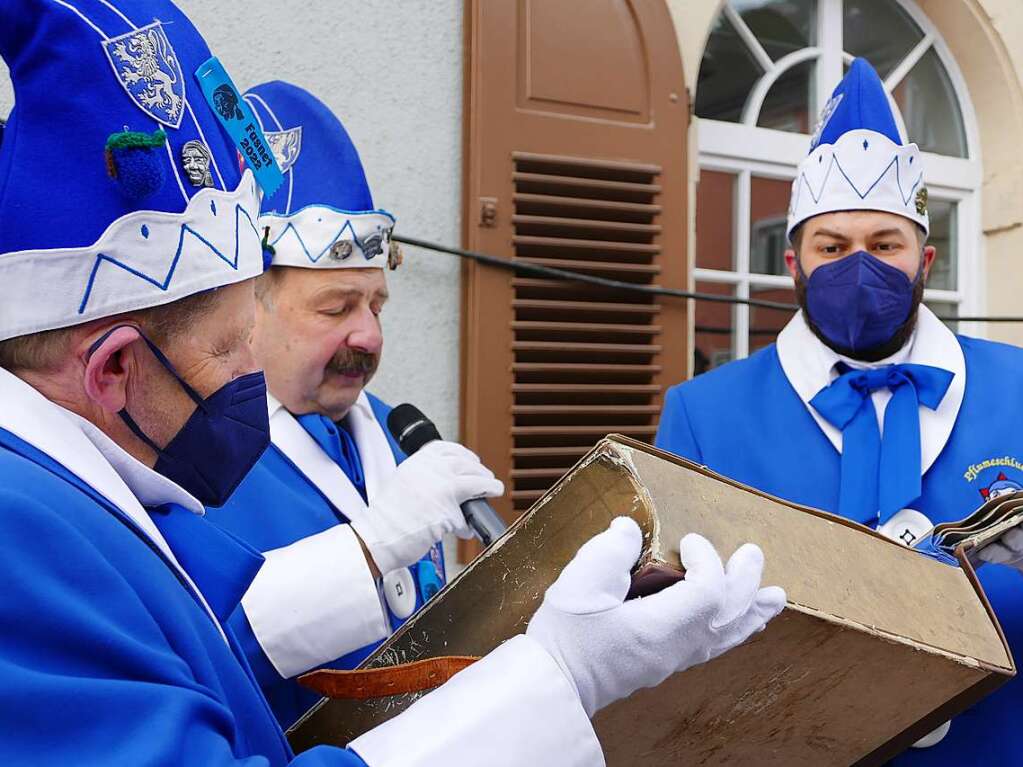 Die Bonndorfer Pflumeschlucker eroberten das Bonndorfer Rathaus. Narrenrat, Hansele und Stadtmusik zogen in den kontrollierten Bereich ums Rathaus ein.