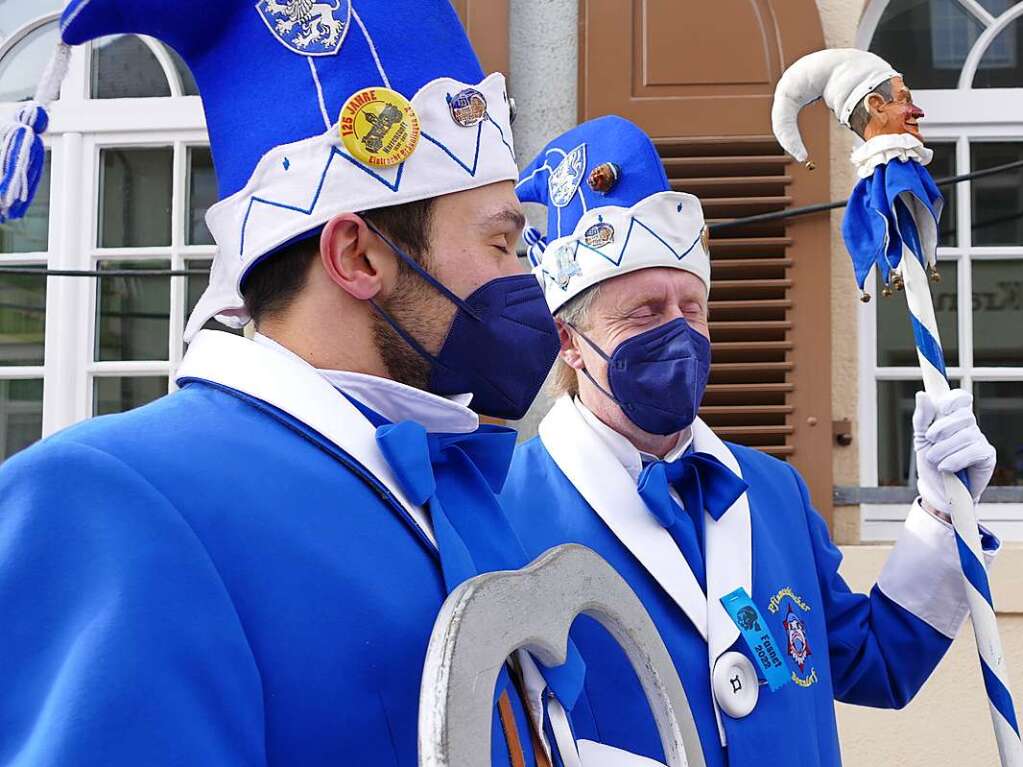 Die Bonndorfer Pflumeschlucker eroberten das Bonndorfer Rathaus. Narrenrat, Hansele und Stadtmusik zogen in den kontrollierten Bereich ums Rathaus ein.