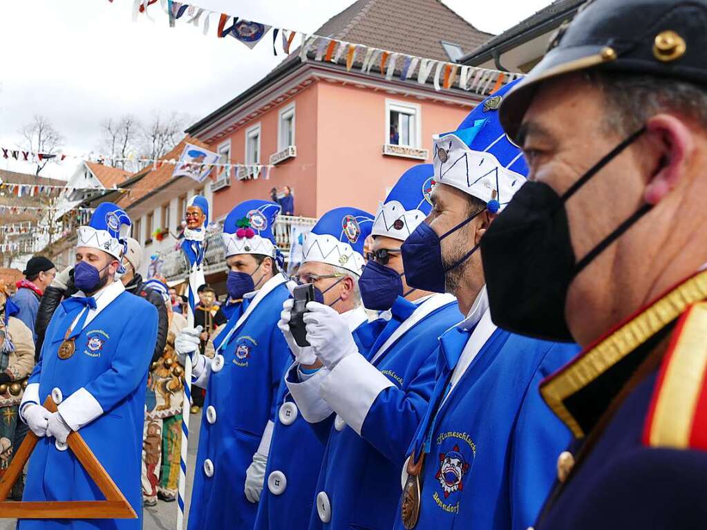 Die Bonndorfer Pflumeschlucker eroberten das Bonndorfer Rathaus. Narrenrat, Hansele und Stadtmusik zogen in den kontrollierten Bereich ums Rathaus ein.