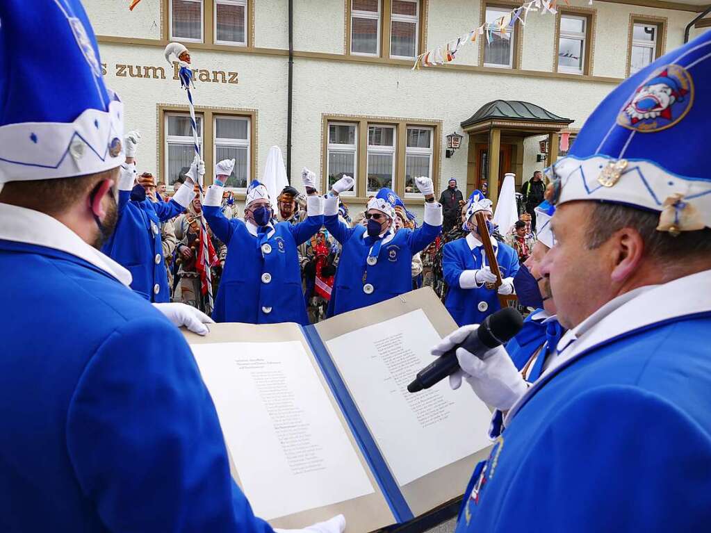 Die Bonndorfer Pflumeschlucker eroberten das Bonndorfer Rathaus. Narrenrat, Hansele und Stadtmusik zogen in den kontrollierten Bereich ums Rathaus ein.