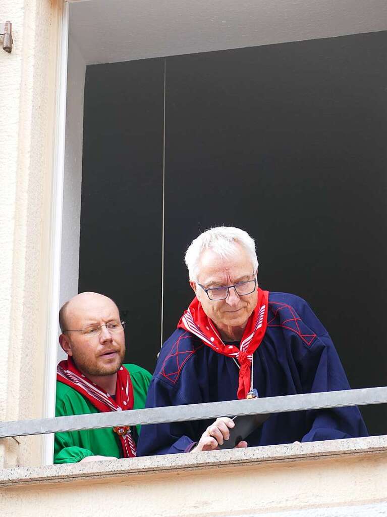 Die Bonndorfer Pflumeschlucker eroberten das Bonndorfer Rathaus. Narrenrat, Hansele und Stadtmusik zogen in den kontrollierten Bereich ums Rathaus ein.