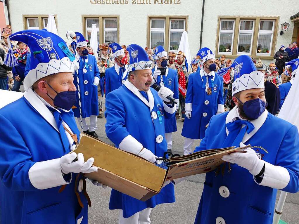 Die Bonndorfer Pflumeschlucker eroberten das Bonndorfer Rathaus. Narrenrat, Hansele und Stadtmusik zogen in den kontrollierten Bereich ums Rathaus ein.