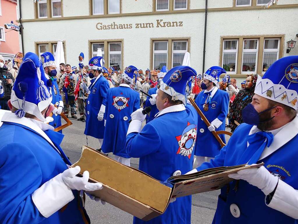 Die Bonndorfer Pflumeschlucker eroberten das Bonndorfer Rathaus. Narrenrat, Hansele und Stadtmusik zogen in den kontrollierten Bereich ums Rathaus ein.