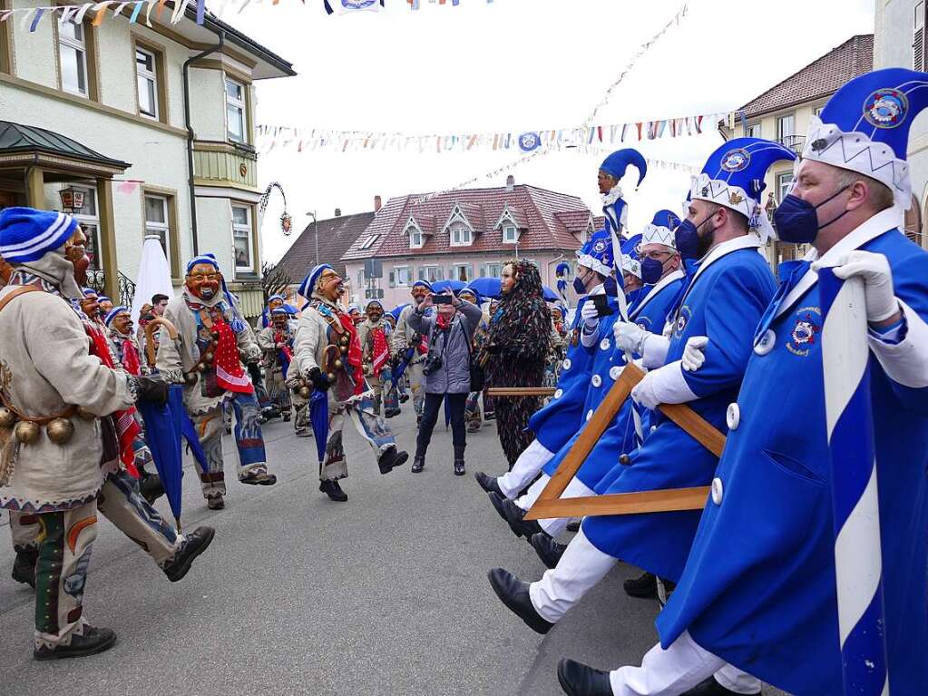 Die Bonndorfer Pflumeschlucker eroberten das Bonndorfer Rathaus. Narrenrat, Hansele und Stadtmusik zogen in den kontrollierten Bereich ums Rathaus ein.