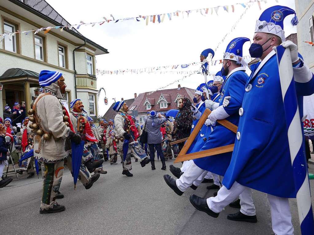 Die Bonndorfer Pflumeschlucker eroberten das Bonndorfer Rathaus. Narrenrat, Hansele und Stadtmusik zogen in den kontrollierten Bereich ums Rathaus ein.