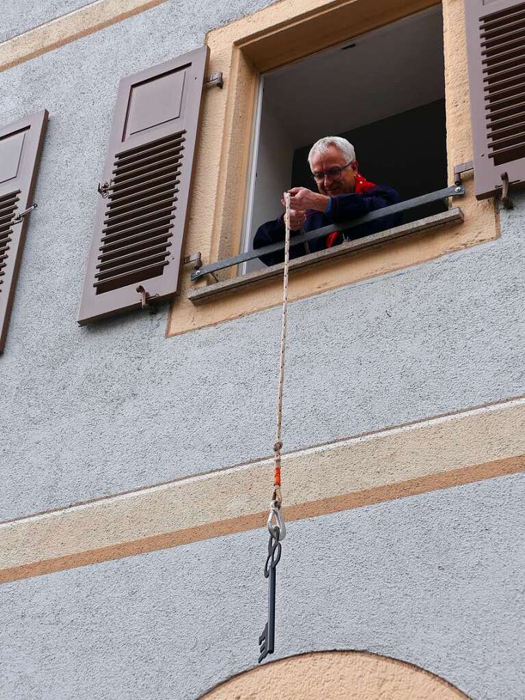 Die Bonndorfer Pflumeschlucker eroberten das Bonndorfer Rathaus. Narrenrat, Hansele und Stadtmusik zogen in den kontrollierten Bereich ums Rathaus ein.