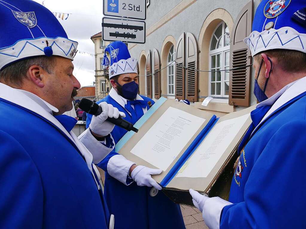 Die Bonndorfer Pflumeschlucker eroberten das Bonndorfer Rathaus. Narrenrat, Hansele und Stadtmusik zogen in den kontrollierten Bereich ums Rathaus ein.