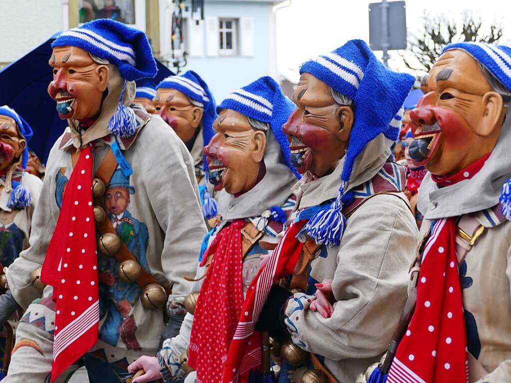 Die Bonndorfer Pflumeschlucker eroberten das Bonndorfer Rathaus. Narrenrat, Hansele und Stadtmusik zogen in den kontrollierten Bereich ums Rathaus ein.