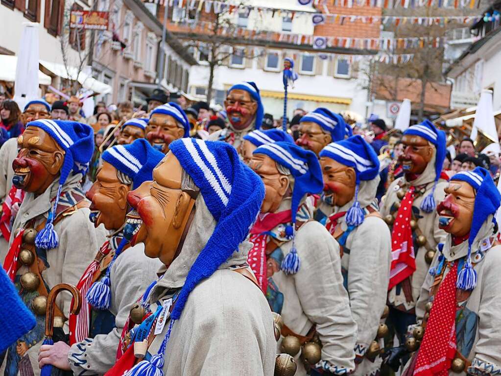 Die Bonndorfer Pflumeschlucker eroberten das Bonndorfer Rathaus. Narrenrat, Hansele und Stadtmusik zogen in den kontrollierten Bereich ums Rathaus ein.