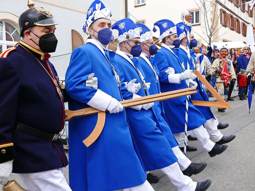 Die Bonndorfer Pflumeschlucker eroberten das Bonndorfer Rathaus. Narrenrat, Hansele und Stadtmusik zogen in den kontrollierten Bereich ums Rathaus ein.