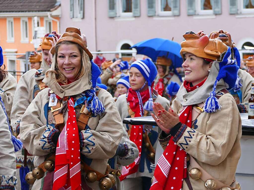 Die Bonndorfer Pflumeschlucker eroberten das Bonndorfer Rathaus. Narrenrat, Hansele und Stadtmusik zogen in den kontrollierten Bereich ums Rathaus ein.