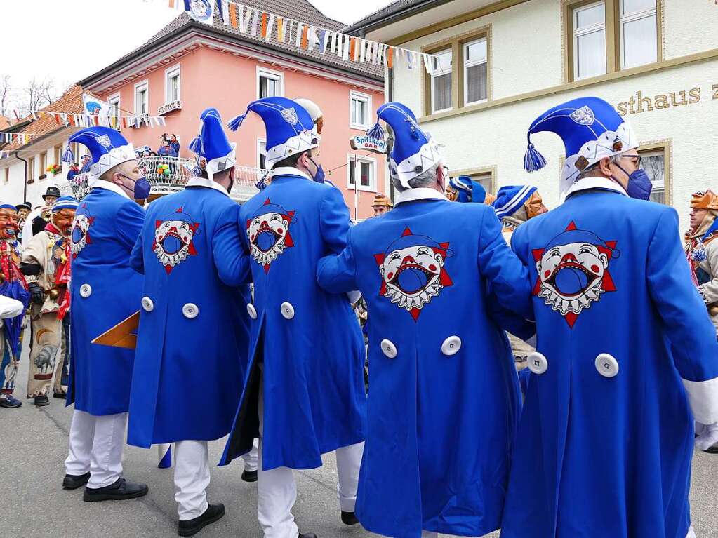 Die Bonndorfer Pflumeschlucker eroberten das Bonndorfer Rathaus. Narrenrat, Hansele und Stadtmusik zogen in den kontrollierten Bereich ums Rathaus ein.