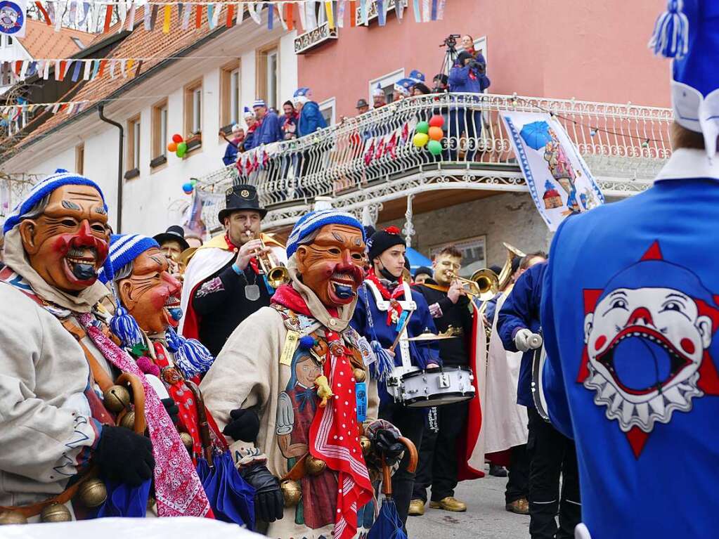 Die Bonndorfer Pflumeschlucker eroberten das Bonndorfer Rathaus. Narrenrat, Hansele und Stadtmusik zogen in den kontrollierten Bereich ums Rathaus ein.