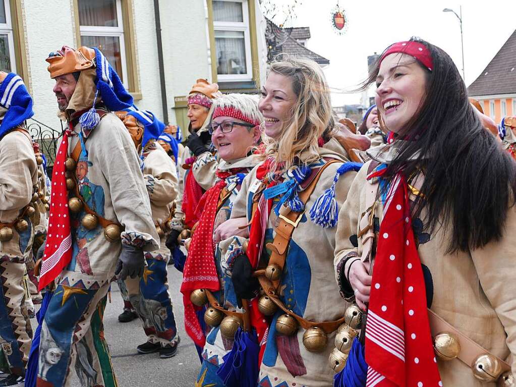 Die Bonndorfer Pflumeschlucker eroberten das Bonndorfer Rathaus. Narrenrat, Hansele und Stadtmusik zogen in den kontrollierten Bereich ums Rathaus ein.