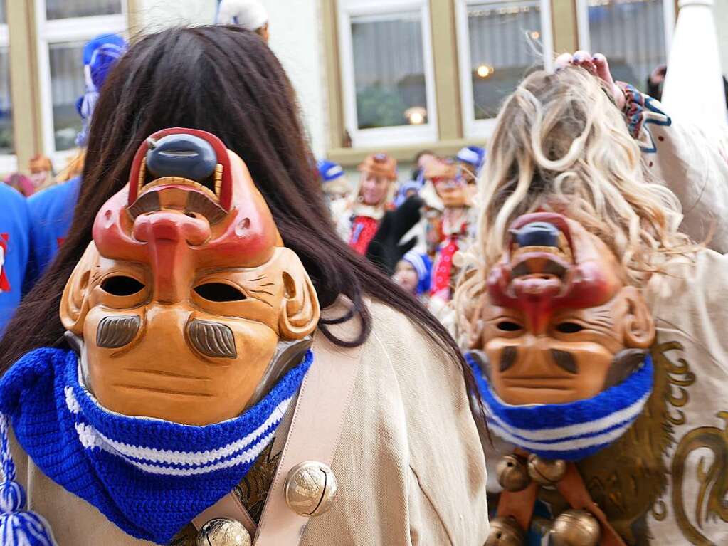 Die Bonndorfer Pflumeschlucker eroberten das Bonndorfer Rathaus. Narrenrat, Hansele und Stadtmusik zogen in den kontrollierten Bereich ums Rathaus ein.