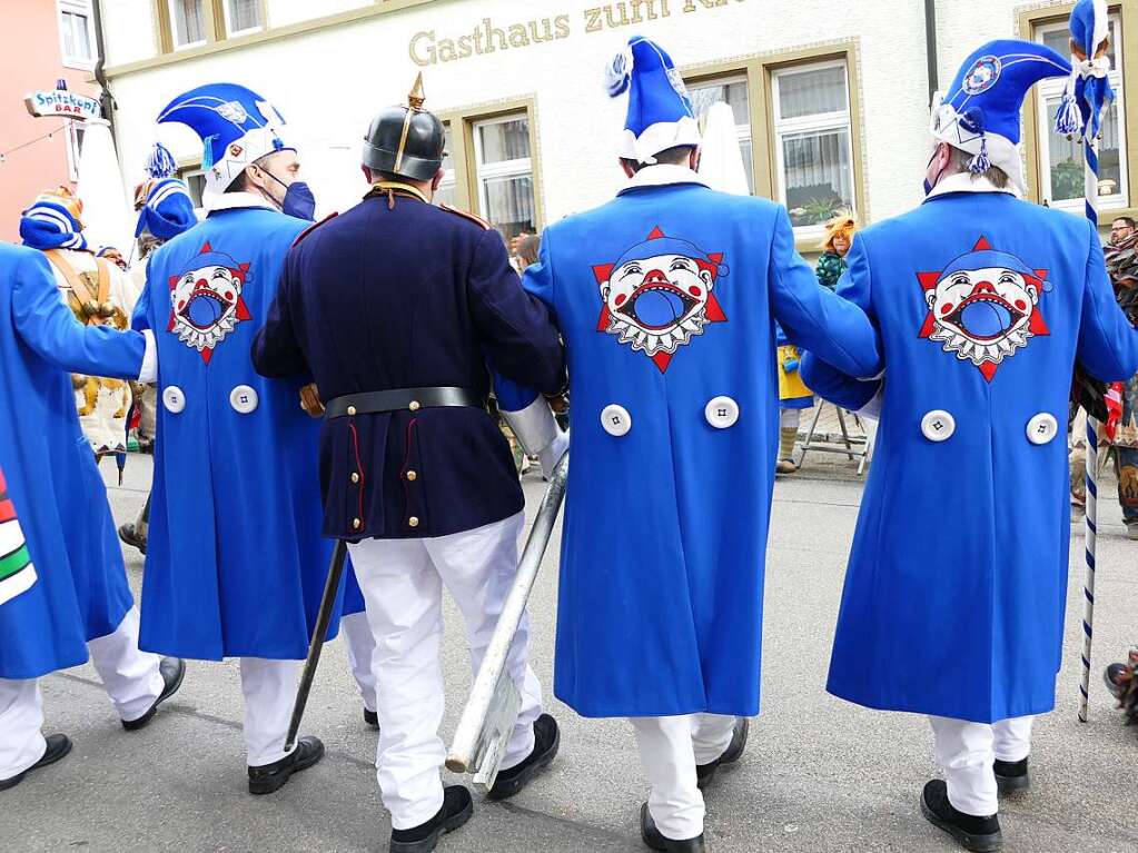 Die Bonndorfer Pflumeschlucker eroberten das Bonndorfer Rathaus. Narrenrat, Hansele und Stadtmusik zogen in den kontrollierten Bereich ums Rathaus ein.