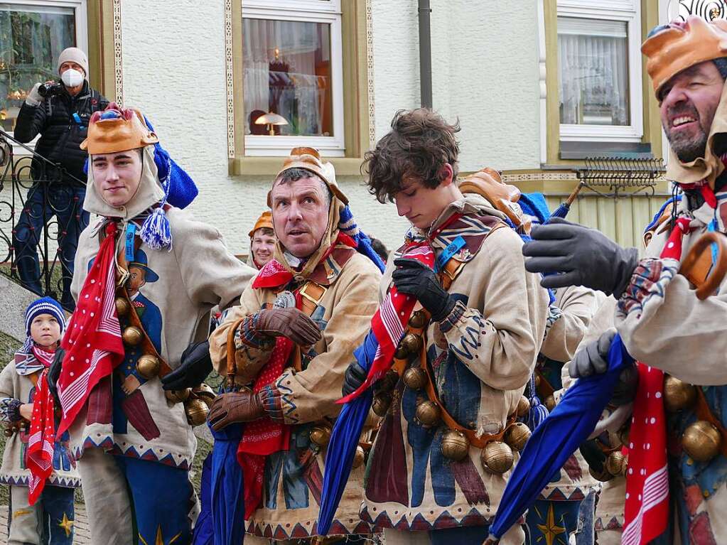 Die Bonndorfer Pflumeschlucker eroberten das Bonndorfer Rathaus. Narrenrat, Hansele und Stadtmusik zogen in den kontrollierten Bereich ums Rathaus ein.