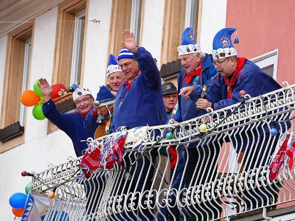 Die Bonndorfer Pflumeschlucker eroberten das Bonndorfer Rathaus. Narrenrat, Hansele und Stadtmusik zogen in den kontrollierten Bereich ums Rathaus ein.