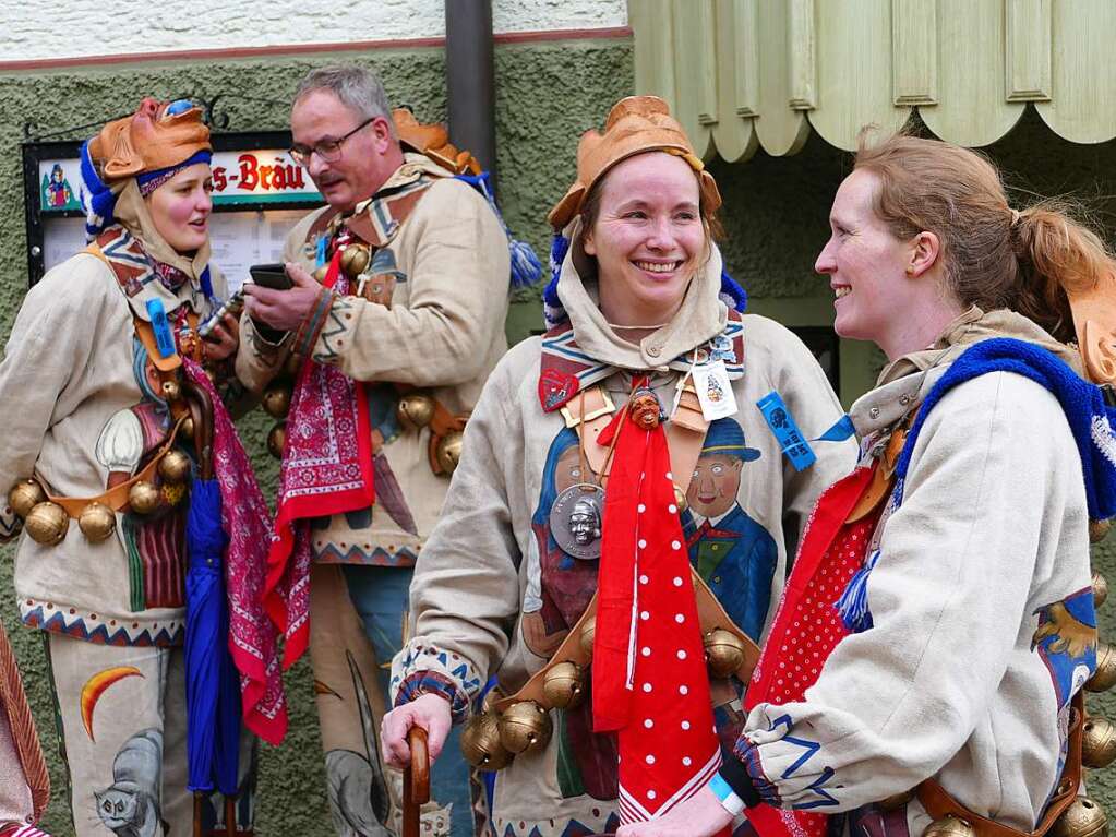 Die Bonndorfer Pflumeschlucker eroberten das Bonndorfer Rathaus. Narrenrat, Hansele und Stadtmusik zogen in den kontrollierten Bereich ums Rathaus ein.