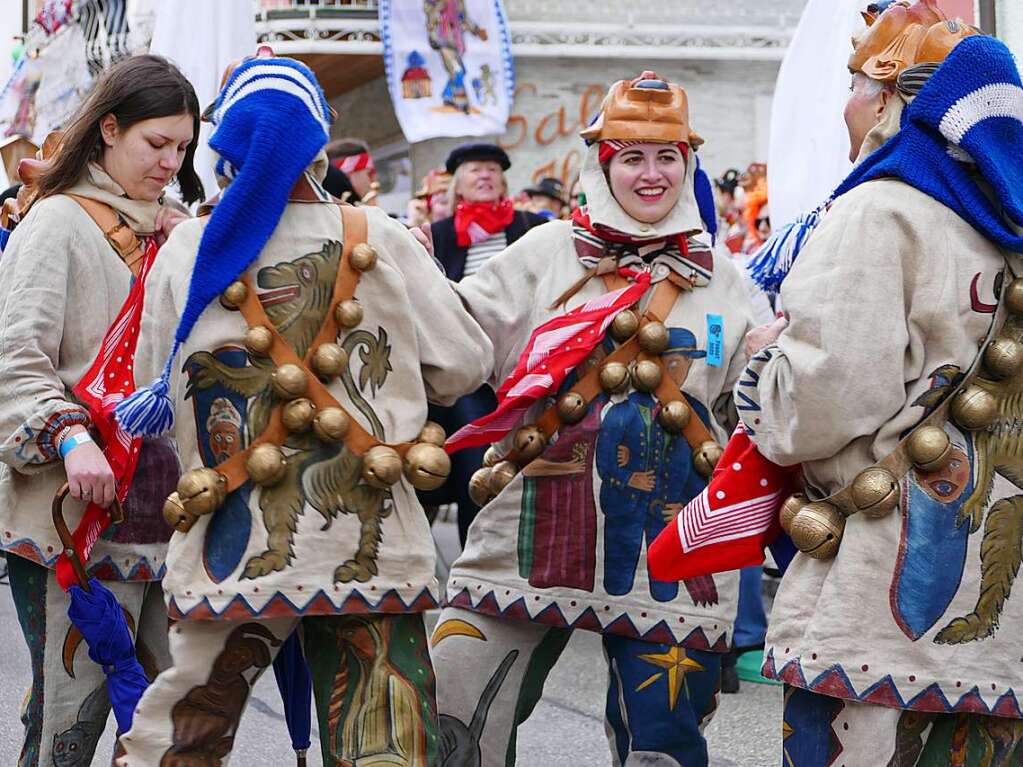 Die Bonndorfer Pflumeschlucker eroberten das Bonndorfer Rathaus. Narrenrat, Hansele und Stadtmusik zogen in den kontrollierten Bereich ums Rathaus ein.