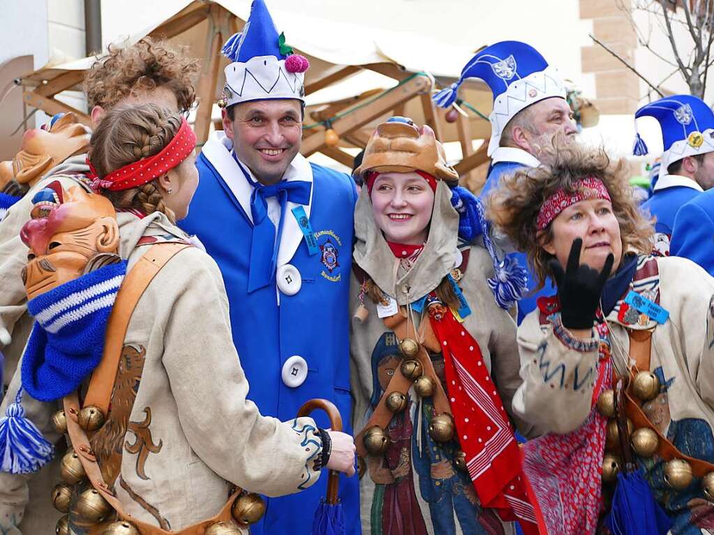 Die Bonndorfer Pflumeschlucker eroberten das Bonndorfer Rathaus. Narrenrat, Hansele und Stadtmusik zogen in den kontrollierten Bereich ums Rathaus ein.