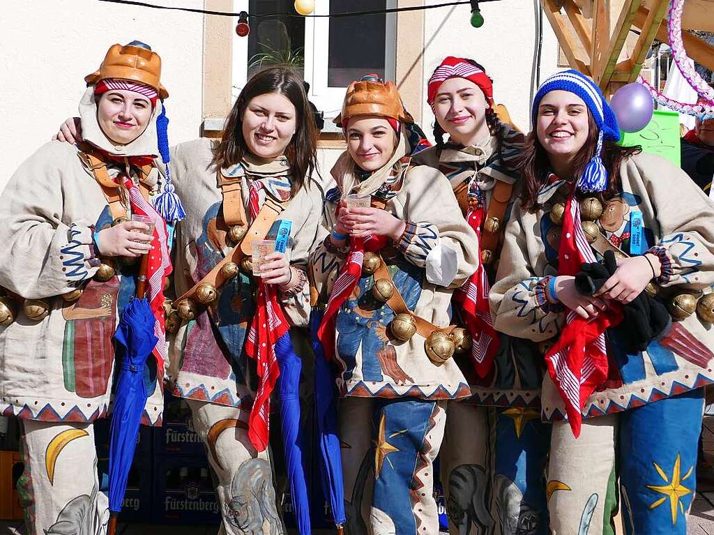 Die Bonndorfer Pflumeschlucker eroberten das Bonndorfer Rathaus. Narrenrat, Hansele und Stadtmusik zogen in den kontrollierten Bereich ums Rathaus ein.