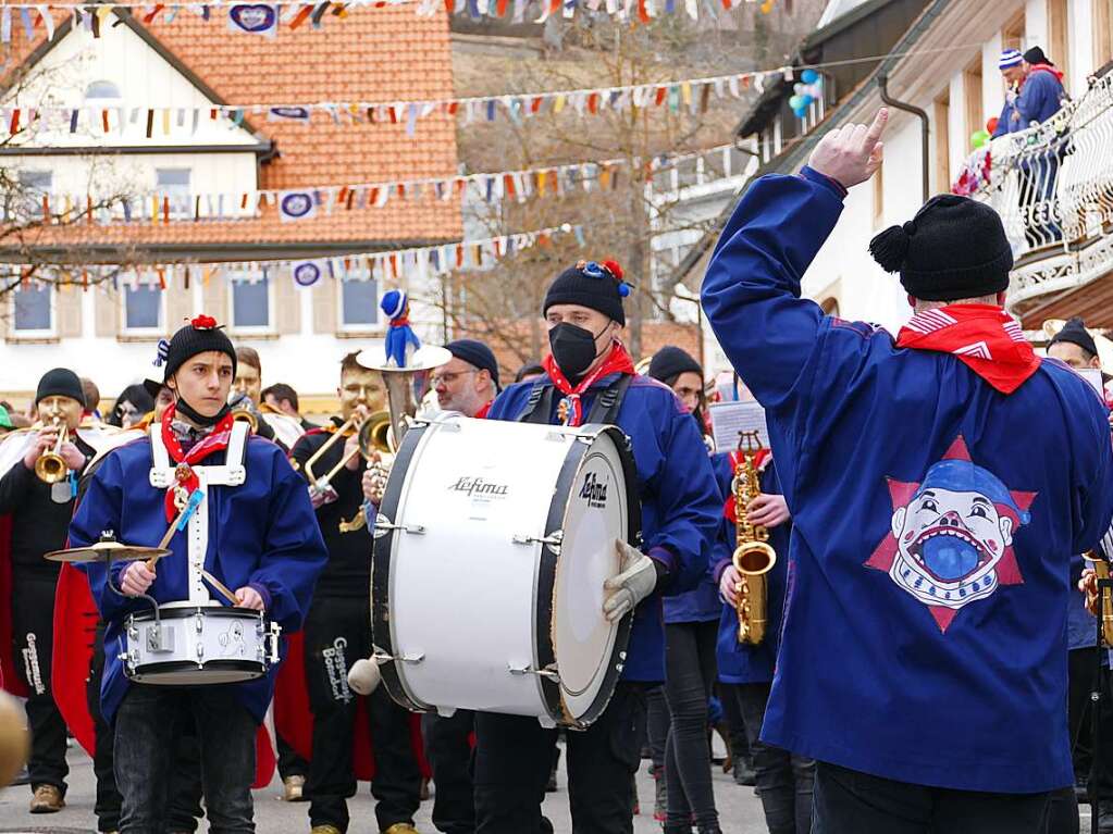 Die Bonndorfer Pflumeschlucker eroberten das Bonndorfer Rathaus. Narrenrat, Hansele und Stadtmusik zogen in den kontrollierten Bereich ums Rathaus ein.