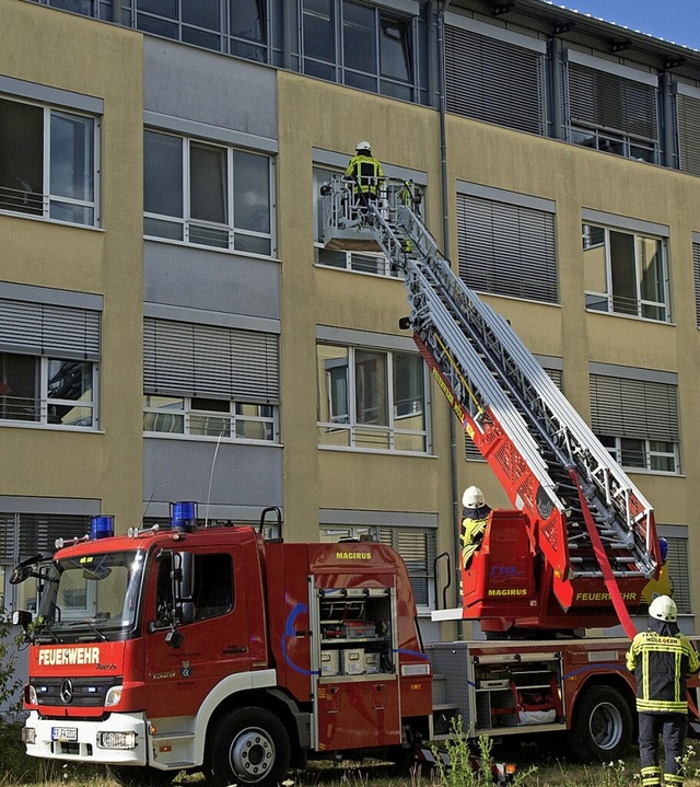 Eine Drehleiter, hnlich dieser bei ei...ngeschrnkte Menschen gerettet werden.  | Foto: Volker Mnch