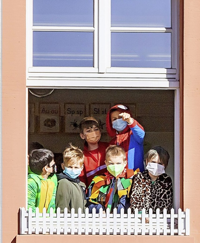 Auch in der Grundschule konnten die Sc...ktakel nur aus dem Fenster betrachten.  | Foto: Christiane Seifried
