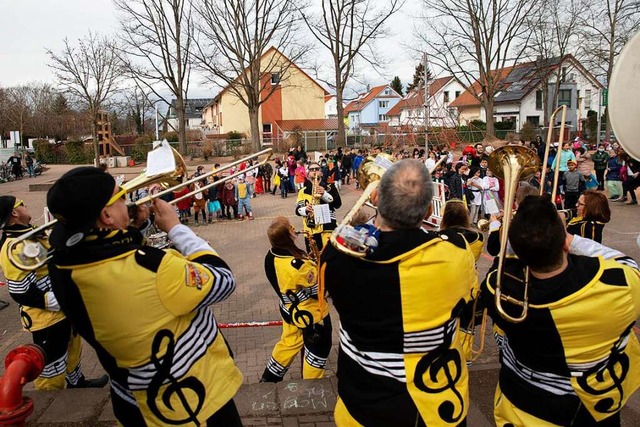 In Umkirch  feierten die Schulkinder mit der Guggemusik Klang-Chaode.  | Foto: Hubert Gemmert