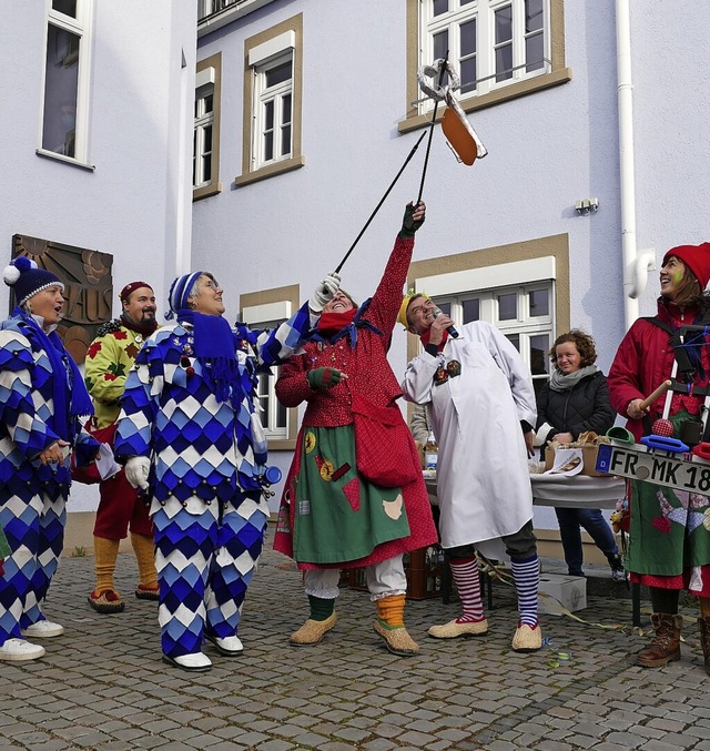 Da ist das Ding: Die Bad Krozinger Nar...eiten der Krozinger Fasnet erlutert.   | Foto: Frank Schoch