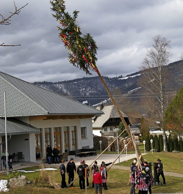 Vor dem Kurhaus wird der Narrenbaum aufgestellt.  | Foto: Ulrike Spiegelhalter