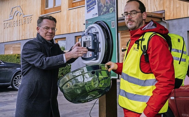Installation des Defibrillators am Gas... Volker Spietenborg und Thomas Steuber  | Foto: Volksbank